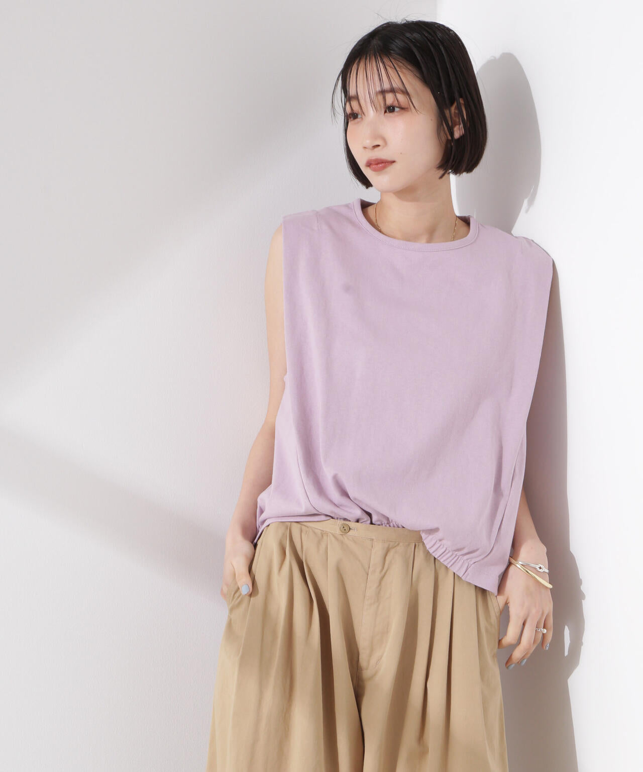 ドライタッチ天竺フロントギャザーヘムノースリーブトップス