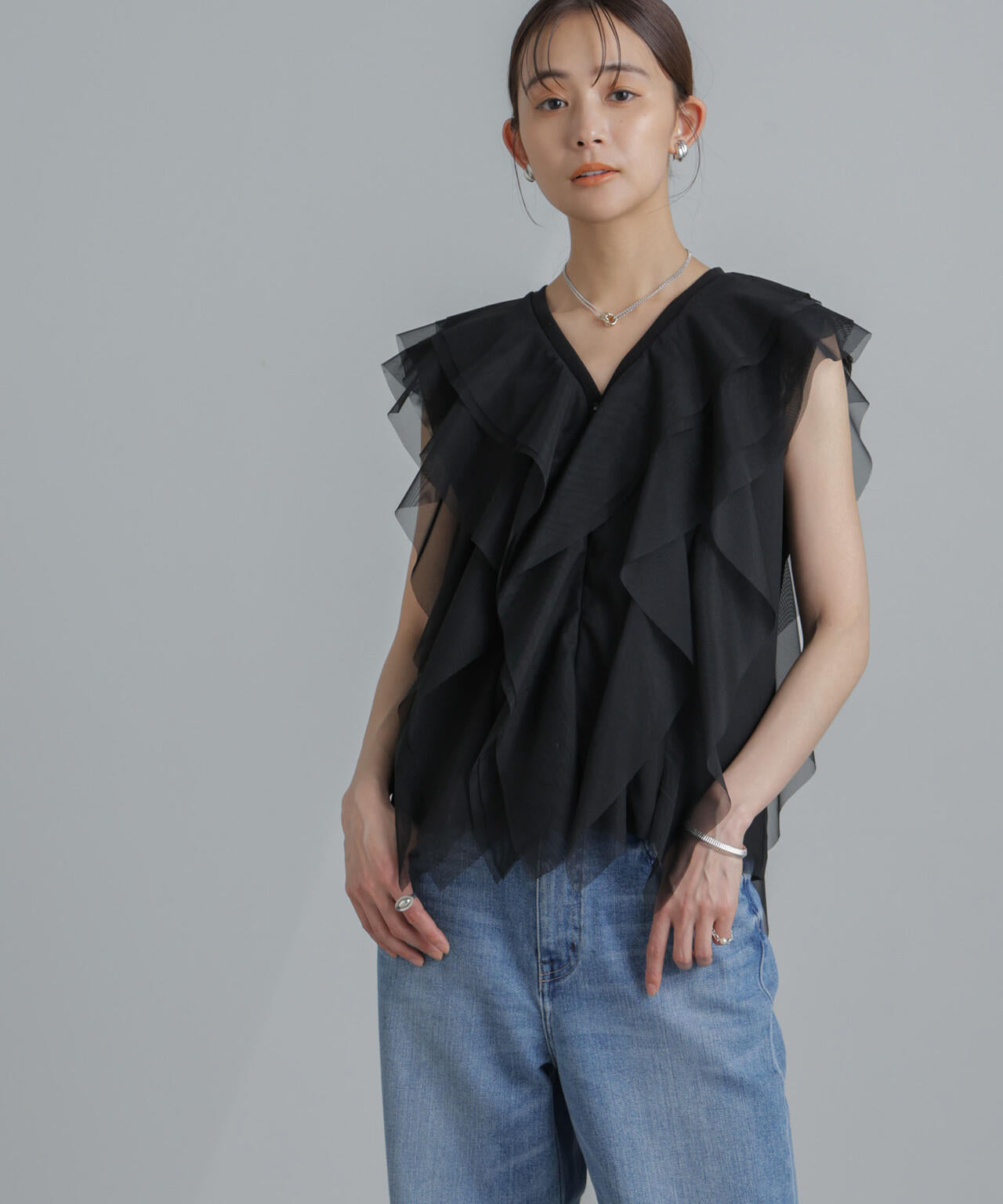 Vネックチュール×カットトップス