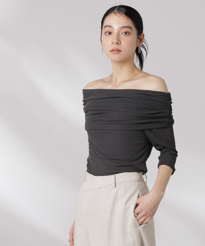 オフショルダーシアートップス