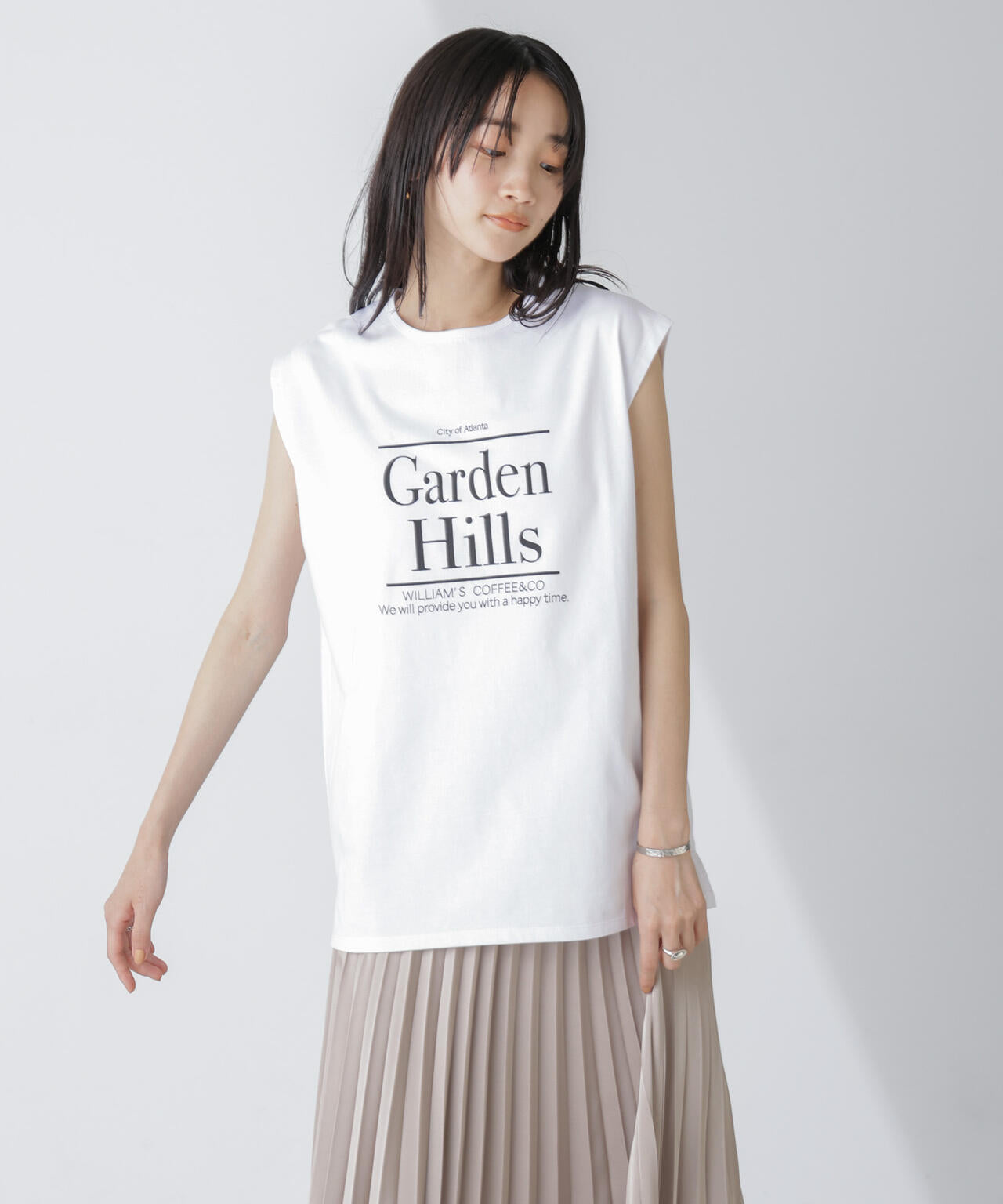 ノースリーブロゴプリントトップス