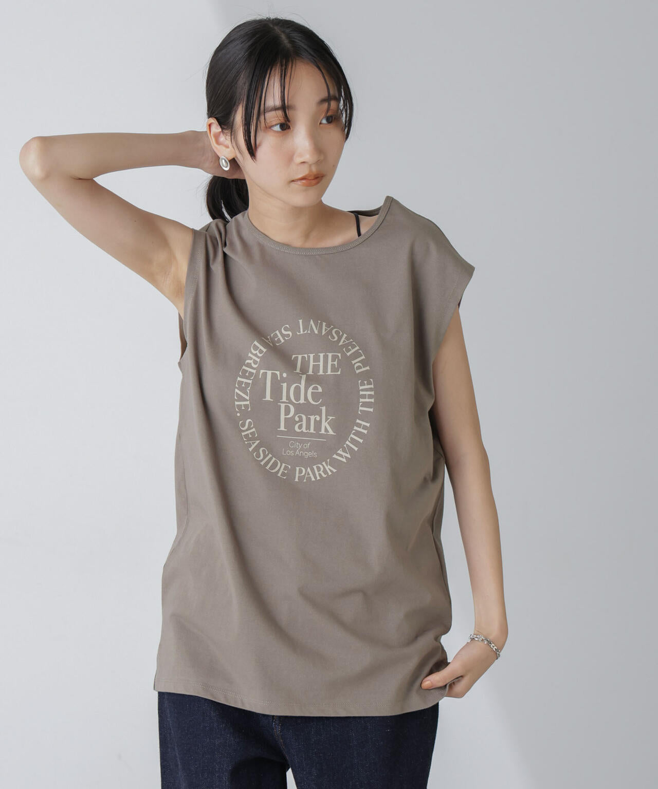 ノースリーブロゴプリントトップス