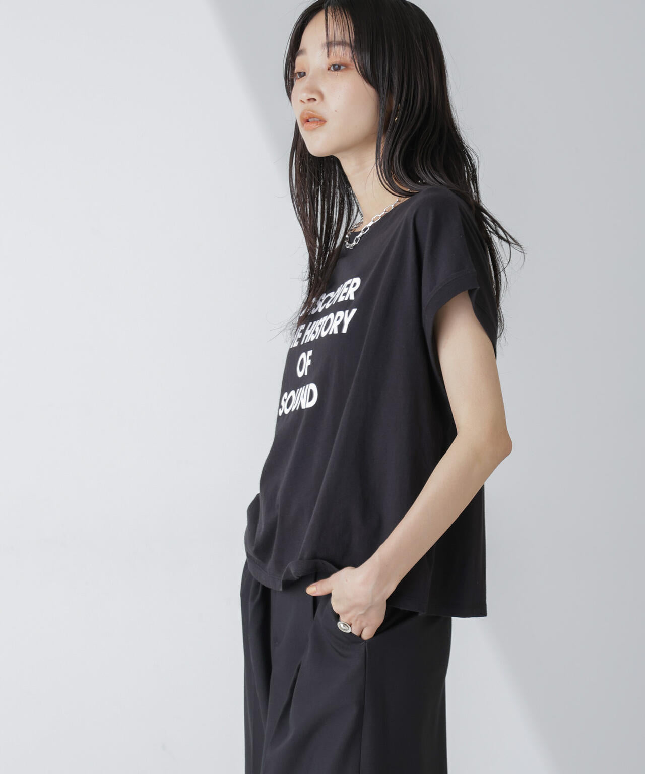 フロッキーロゴノースリーブクロップドトップス