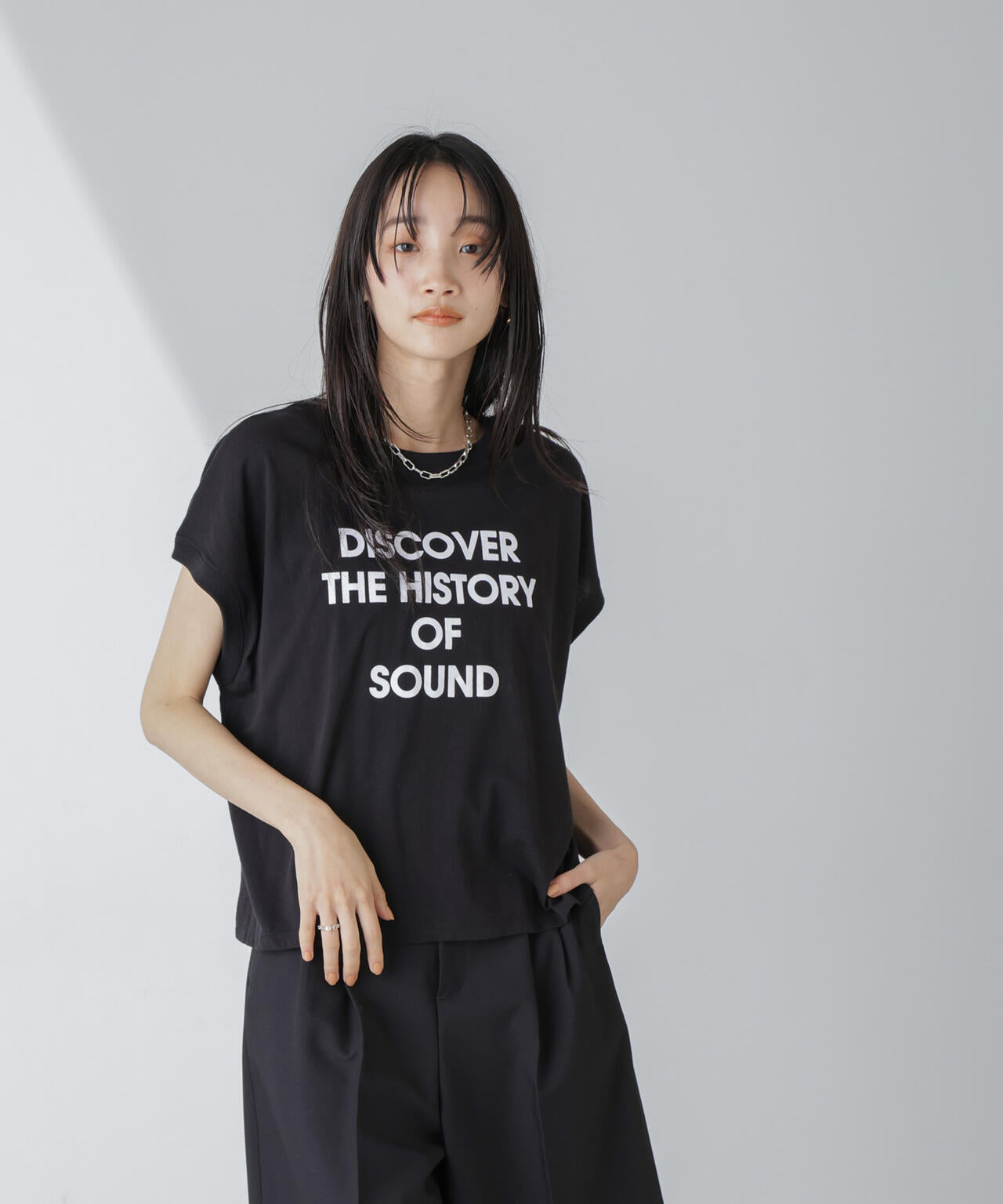 フロッキーロゴノースリーブクロップドトップス