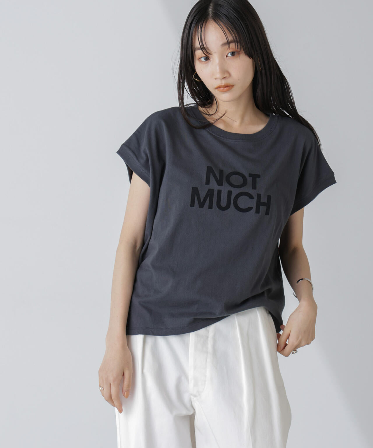 フロッキーロゴノースリーブクロップドトップス