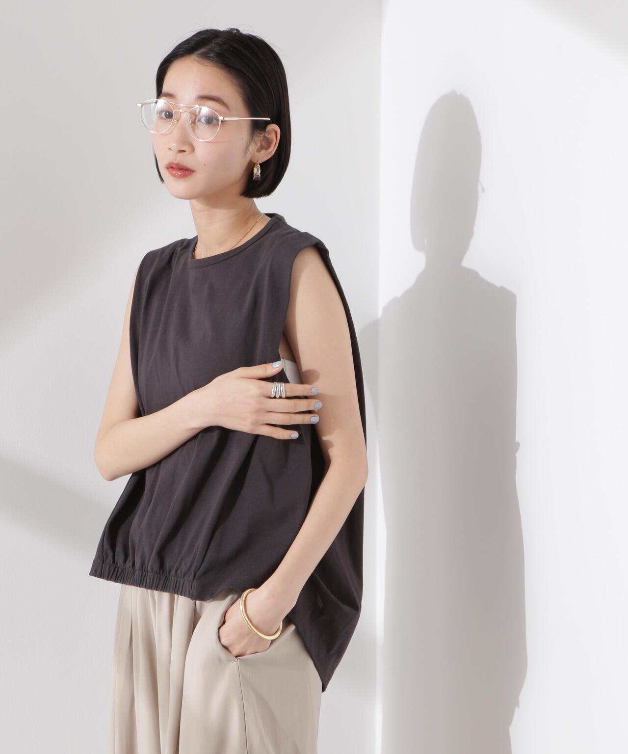 ドライタッチ天竺フロントギャザーヘムノースリーブトップス