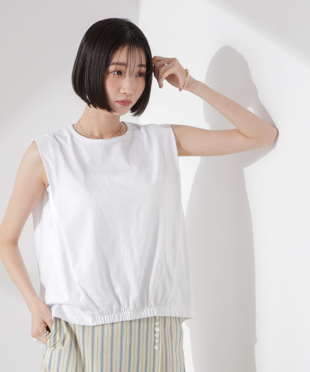 ドライタッチ天竺フロントギャザーヘムノースリーブトップス